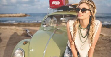 Femme en plein road trip