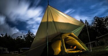 Personne qui passe la nuit enpleine nature dans un lieux insolite