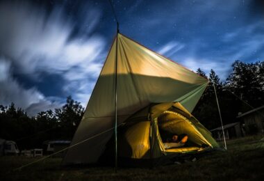 Personne qui passe la nuit enpleine nature dans un lieux insolite