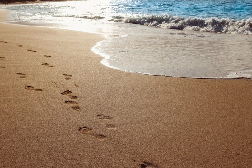 Plage de sable fin avec soleil et mer