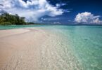 Plage tropicale eau turquoise et sable blanc