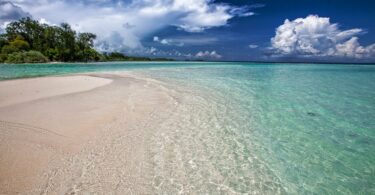 Plage tropicale eau turquoise et sable blanc