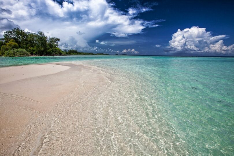 Plage tropicale eau turquoise et sable blanc